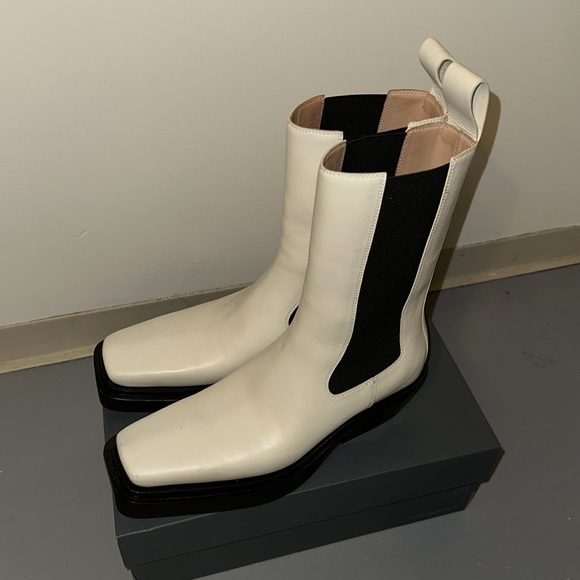 Bottega Veneta Off-White ‘The Lean’ Chelsea Boot - Picture 4 of 8